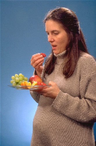 Pregnant_woman_eating